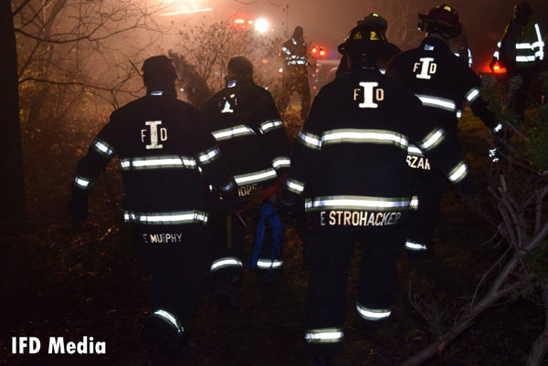 印第安纳波利斯消防员在他的车走向山沟后取消了受害者。