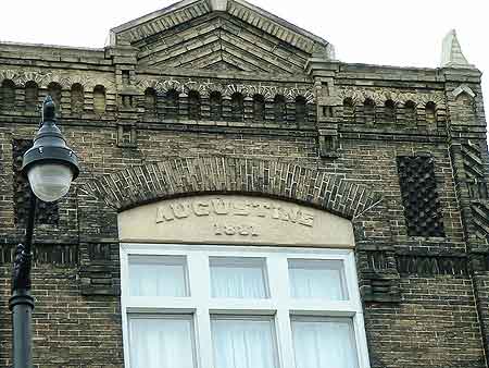 消防员的施工问题:檐口和栏杆