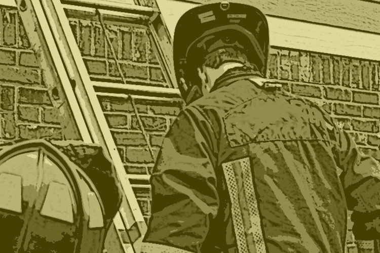 梯子上的消防员