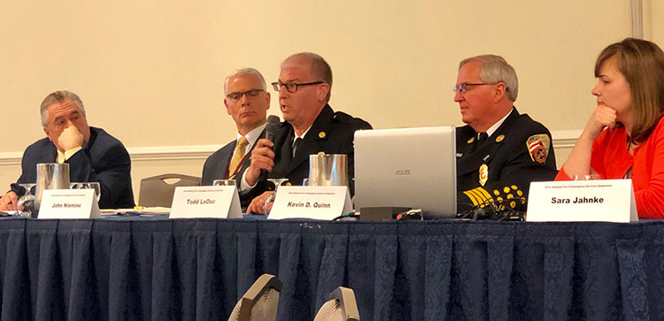 托德·勒杜克在会议上发言