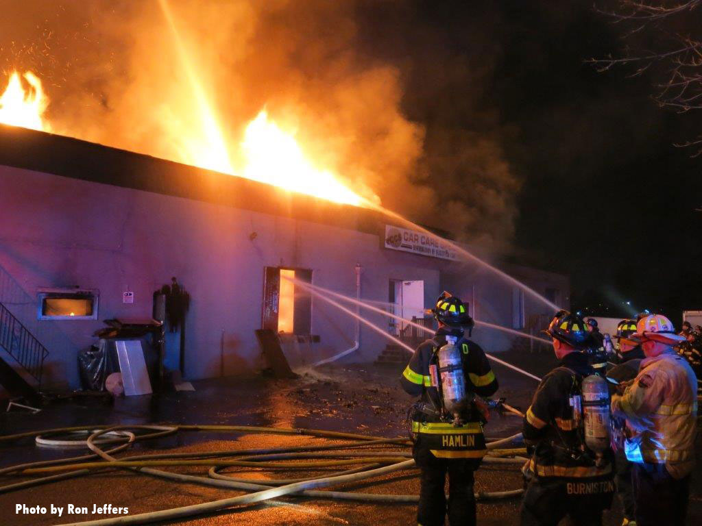 Photos: Lodi (NJ) Commercial Fire 通过结构的屋顶,使用多个流作为防火通风口。