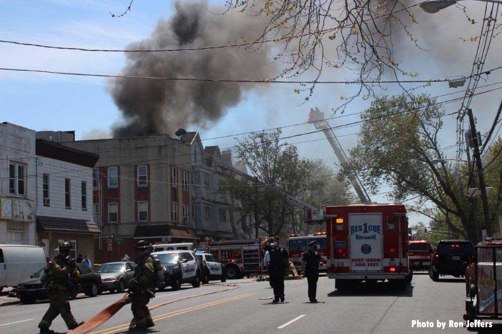 Photos: Bayonne (NJ) Structure Fire 在四个警报Bayonne Fire的消防员和设备