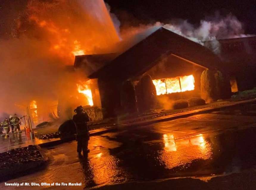 20210119mt-olive-fire 在场景的消防队员在火毁坏了一家餐馆在莫里斯县,新泽西州