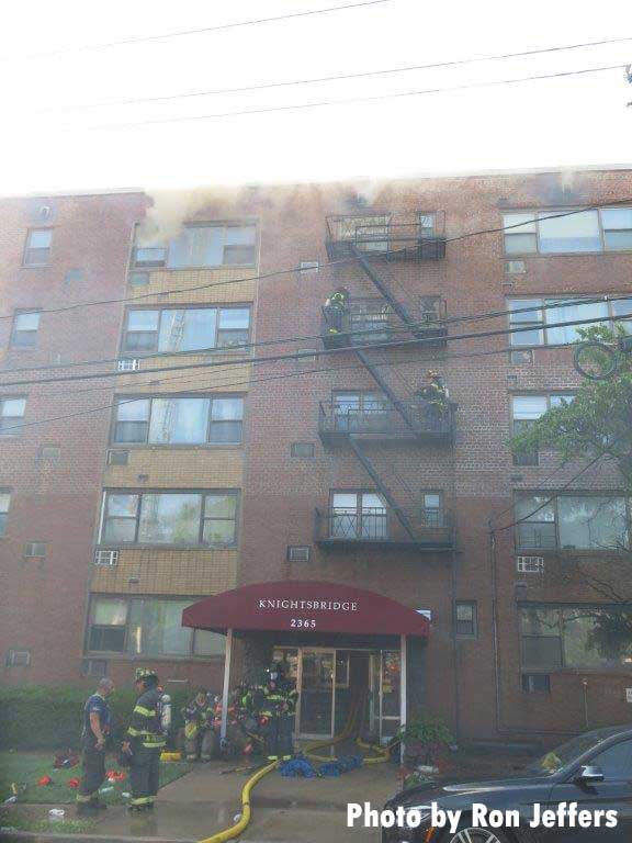 消防员和水龙带在新泽西州李堡的公寓火灾中