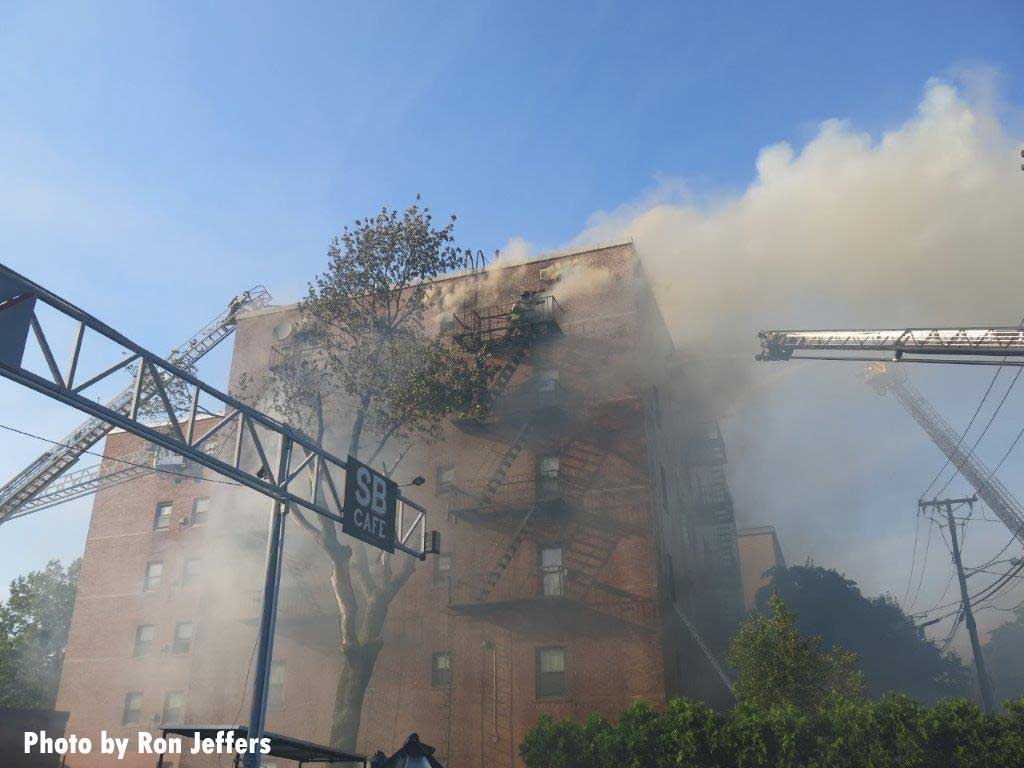 消防员和天线在李堡公寓火灾