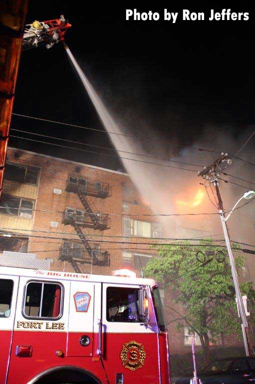 从李堡钻井平台升起的主气流将水浇在火焰上