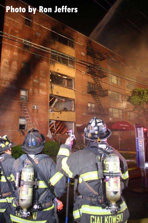 所有楼层向地面塌陷