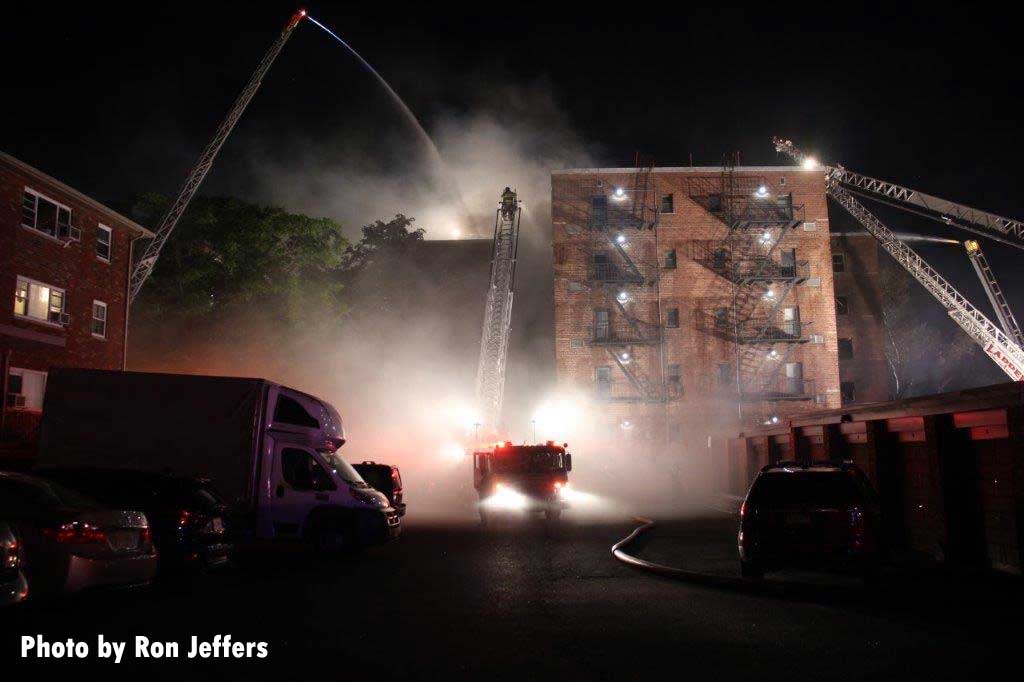 在新泽西州李堡的火灾中使用的多个空中设备