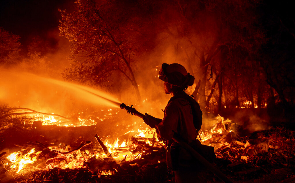 Firefighter Ron Burias battles the Fawn Fire as it spreads 小鹿火