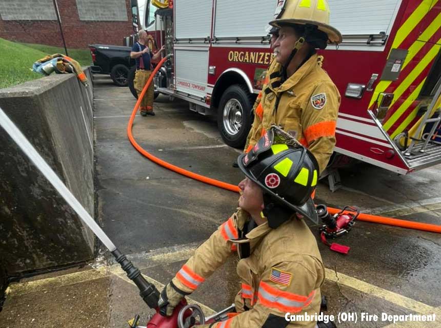 20211015cambridge-oh-fd 剑桥OH消防队员正在2021年9月火灾现场工作