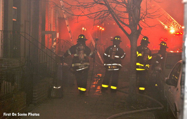 FDNY消防员在火灾场景中杀死了两个人在纽约布鲁克林的威廉斯堡部分。