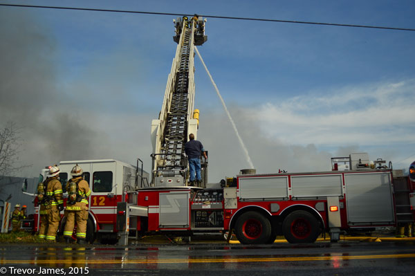 在宾夕法尼亚州，消防队员在一处汽车回收建筑中训练消防大师。