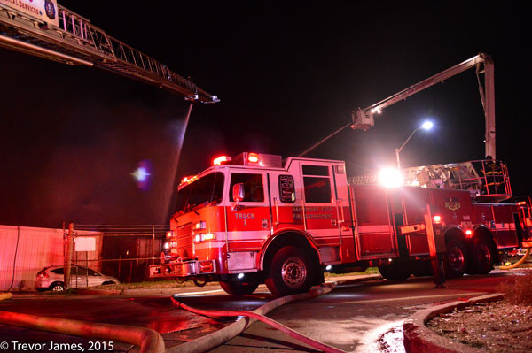 巴尔的摩市消防设备在仓库火灾现场工作。