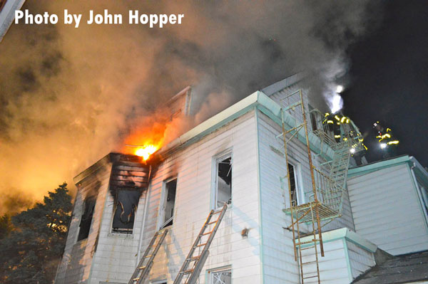 纽约布朗克斯区发生火灾，大火熊熊燃烧，消防队员正在现场进行灭火工作。