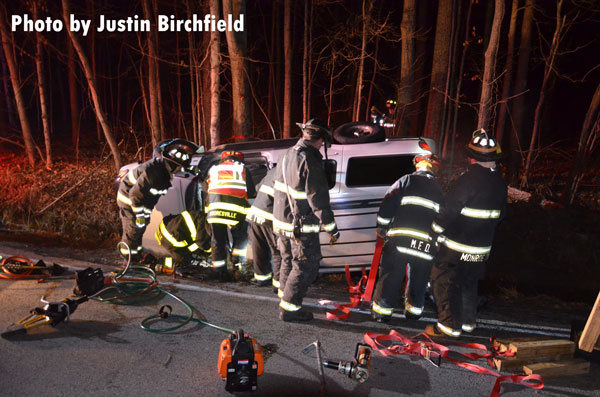 消防队员在交通事故中执行营救任务。