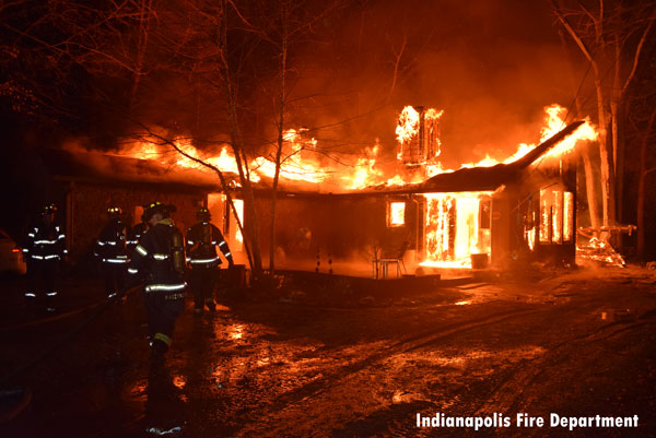 印第安纳波利斯消防队员在一处房屋火灾现场。