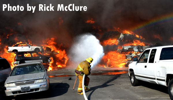 一名消防队员在抢救场与一场大火搏斗。