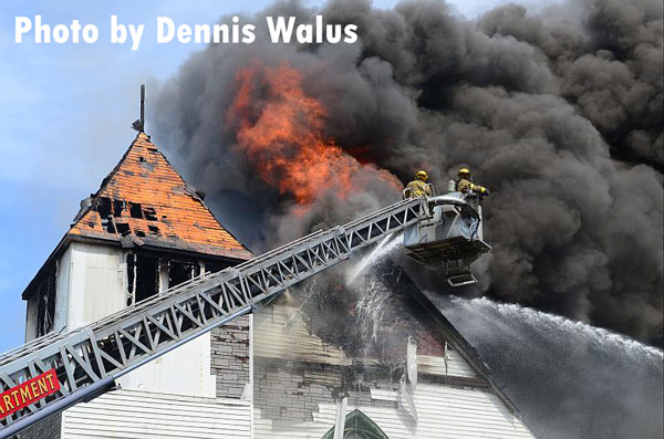 底特律的消防员在空中扑灭一座三层教堂的大火。