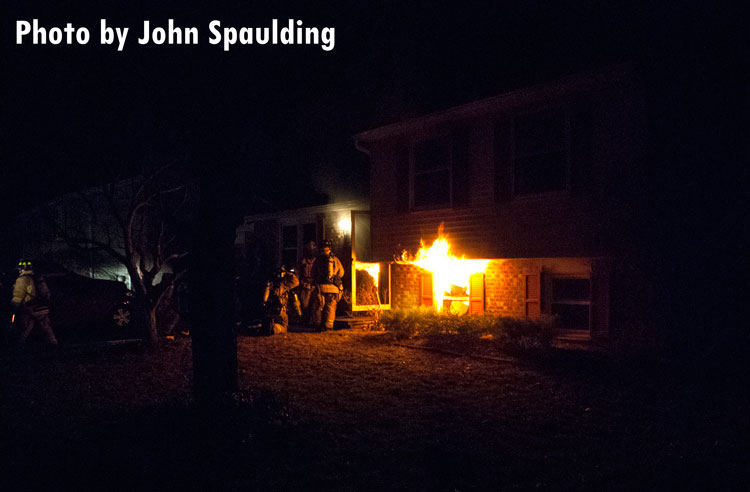 消防队员从错层的农场进入住宅，从那里冒出了消防通风口。