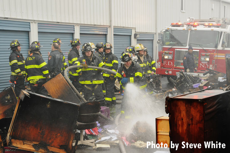 FDNY船员在场景在自储设施的火。
