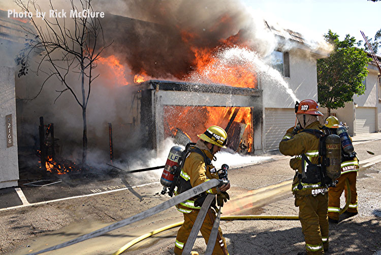 洛杉矶消防局消防队员在建筑物着火时拉紧绳索