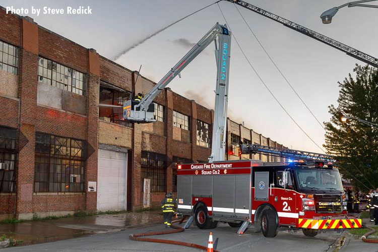 芝加哥消防设备在仓库火灾