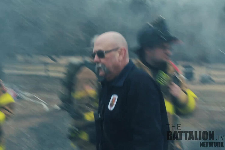 消防员在马里兰州一座建筑火灾现场