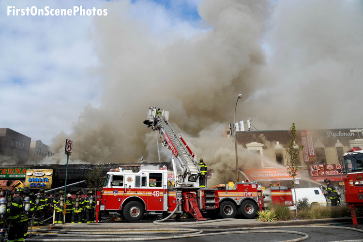 纽约消防局的云梯位于曼哈顿一处火灾建筑物外