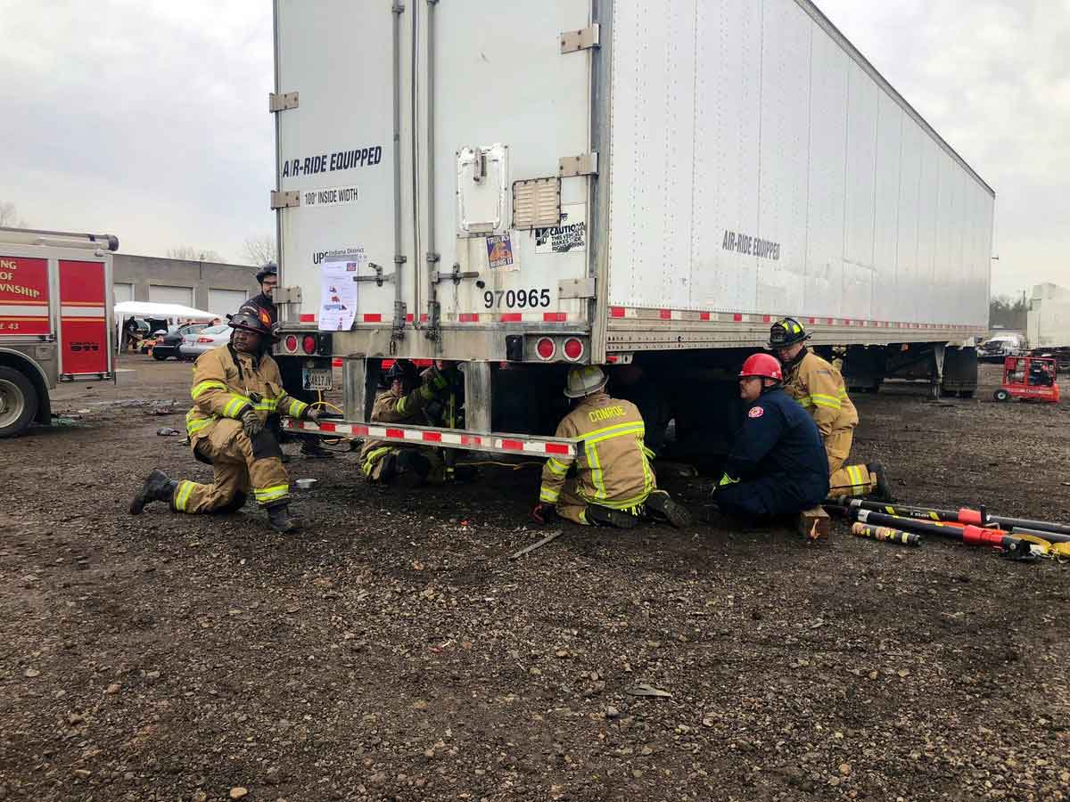 消防队员进行逃生训练