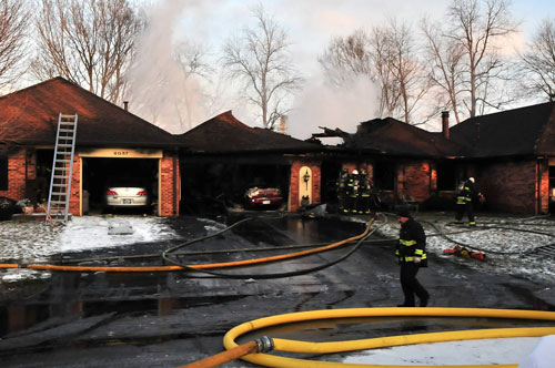 冰冻的消防栓使印第安纳消防队员的事情复杂化