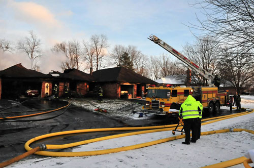 冰冻的消防栓使印第安纳消防队员的事情复杂化