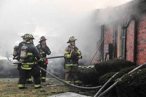 冰冻的消防栓使印第安纳消防队员的事情复杂化