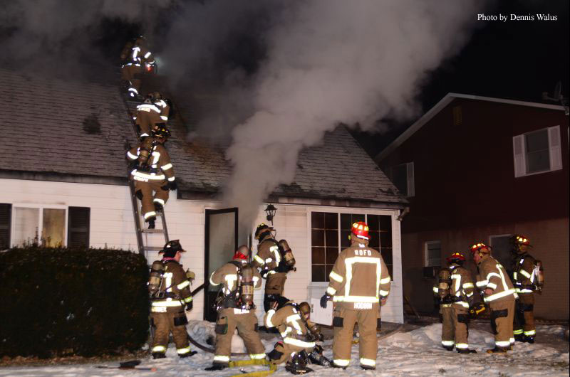 消防队员响应皇家橡树(MI)住宅火灾