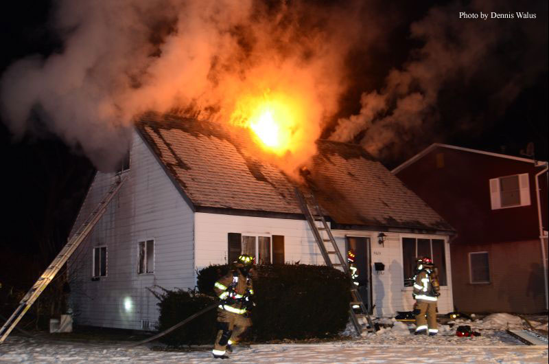 消防队员响应皇家橡树(MI)住宅火灾