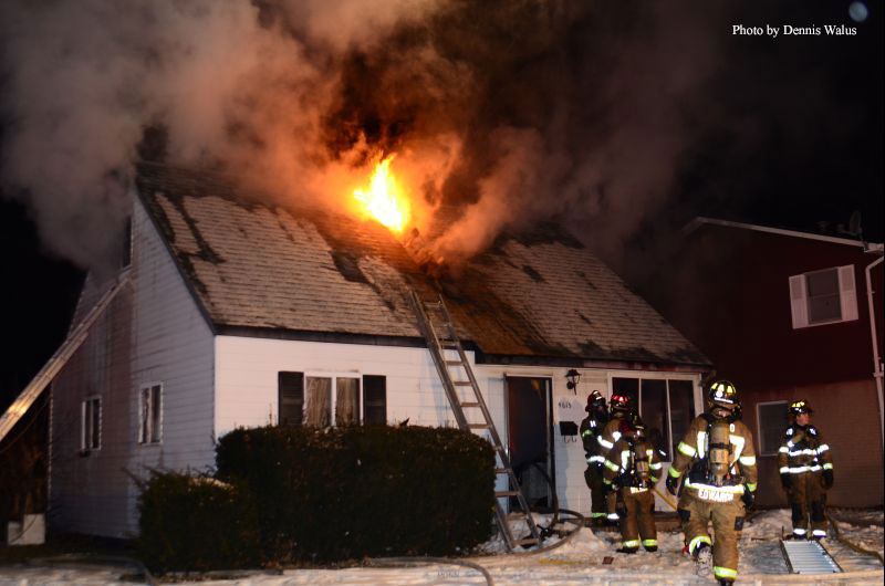 消防队员响应皇家橡树(MI)住宅火灾