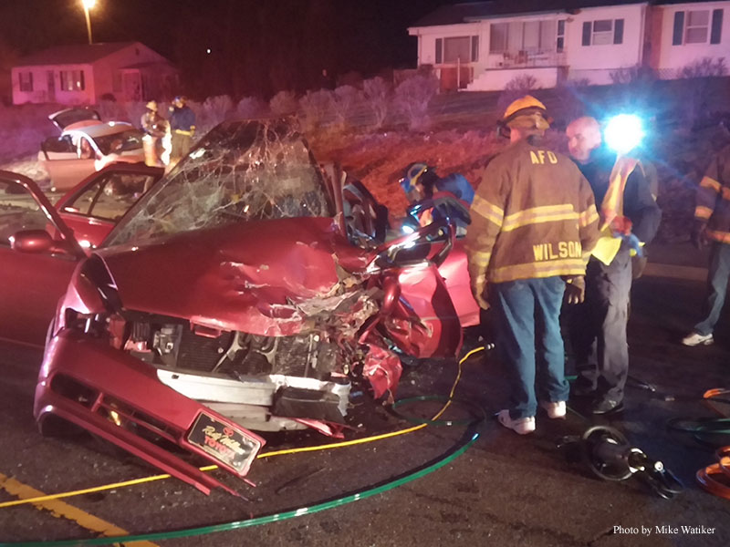 农村地铁(TN)消防员解救高速事故中的受害者