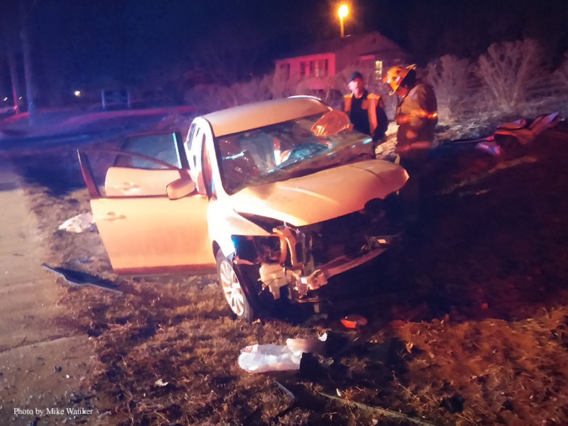 农村地铁(TN)消防员解救高速事故中的受害者