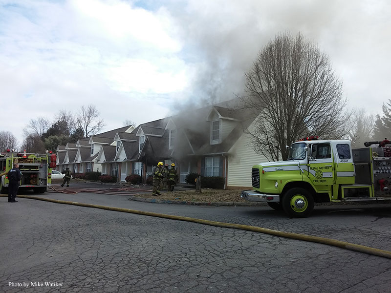 消防队员对田纳西州诺克斯县的公寓火灾作出回应