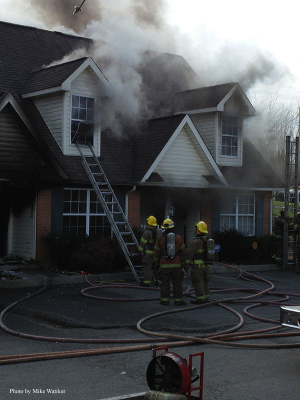 消防队员对田纳西州诺克斯县的公寓火灾作出回应