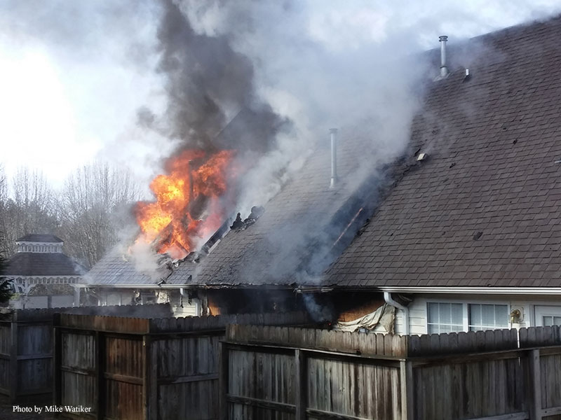 消防队员对田纳西州诺克斯县的公寓火灾作出回应