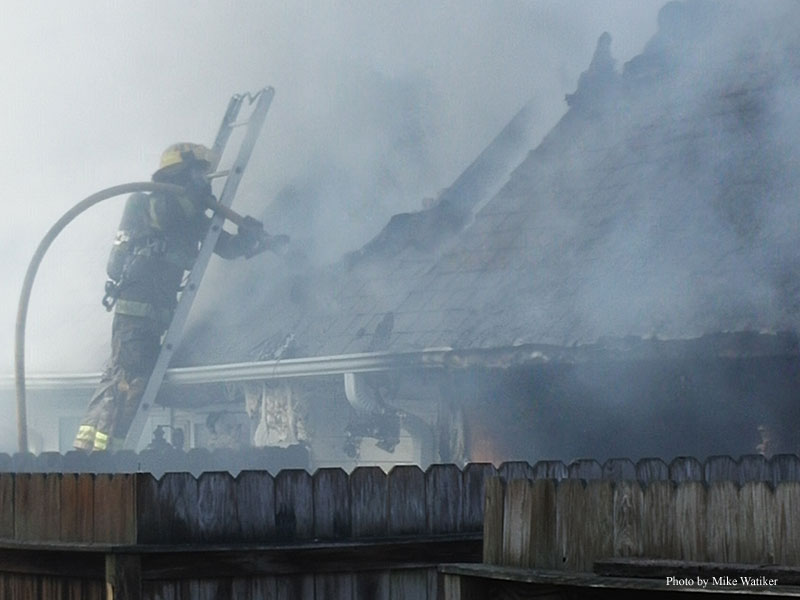 消防队员对田纳西州诺克斯县的公寓火灾作出回应