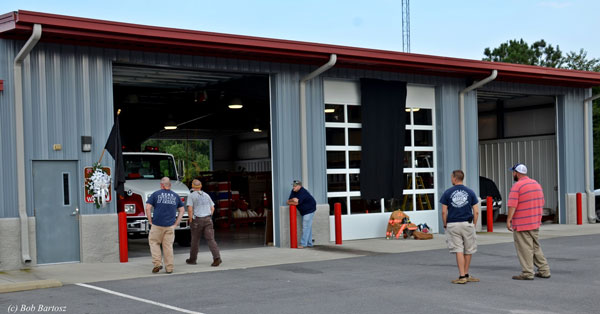 车站外部的镜头，黑色旗布在rolldown门上。