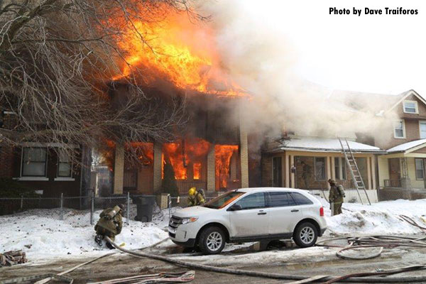 底特律消防队员在五座住宅中遭遇火灾