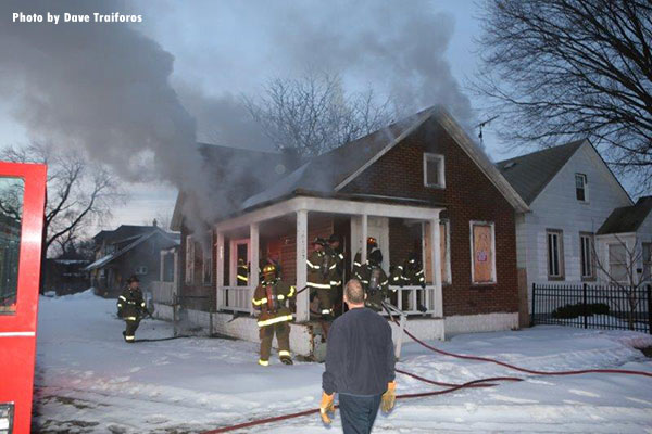 结构消防：底特律消防员188金博网网址多少在空置住宅中扑灭火灾