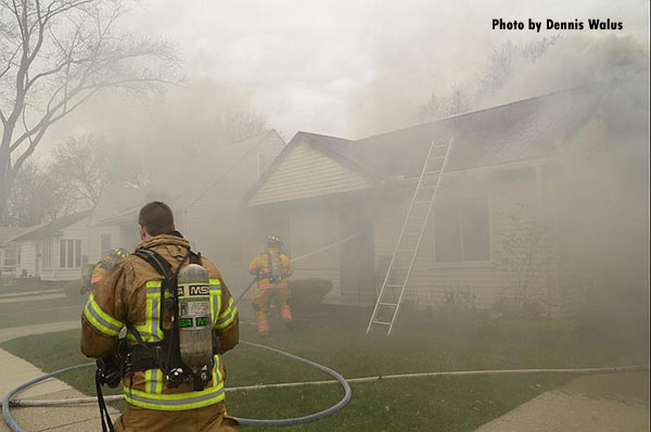 结构消防:消防人员控制188金博网网址多少Ferndale (MI)住宅火灾