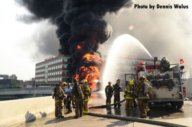消防队员在一辆油罐车着火的现场。丹尼斯Walus。