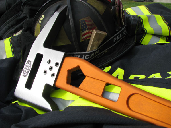 Badaxx休息在消防员的投票站