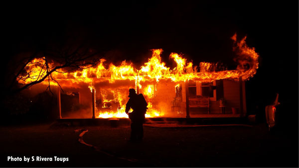 路易斯安那州本顿一户人家的屋檐上出现了火焰，消防人员正在现场进行灭火工作。
