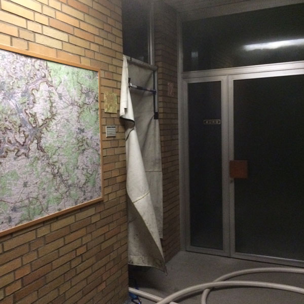 烟幕，下面有丝袜穿过。