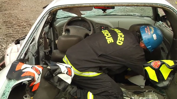 通过保护层保护高级救援构件免受保护层的尖锐边缘。